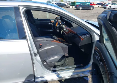 2010 Mercedes-Benz S 550 z USA, uszkodzony, nr VIN WDDNG7BB2AA321712